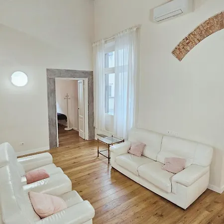 Appartement Eleganza E Convivialita In Centro, Vista Duomo Per Gruppi E Famiglie